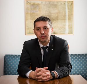 Ministrul Daniel - Ovidiu David / Wikipedia